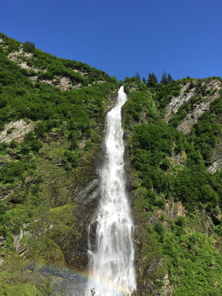Une haute cascade dévalant le long d'une falaise.