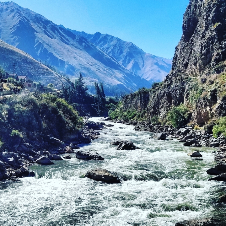Une rivière déchaînée qui traverse un paysage montagneux.
