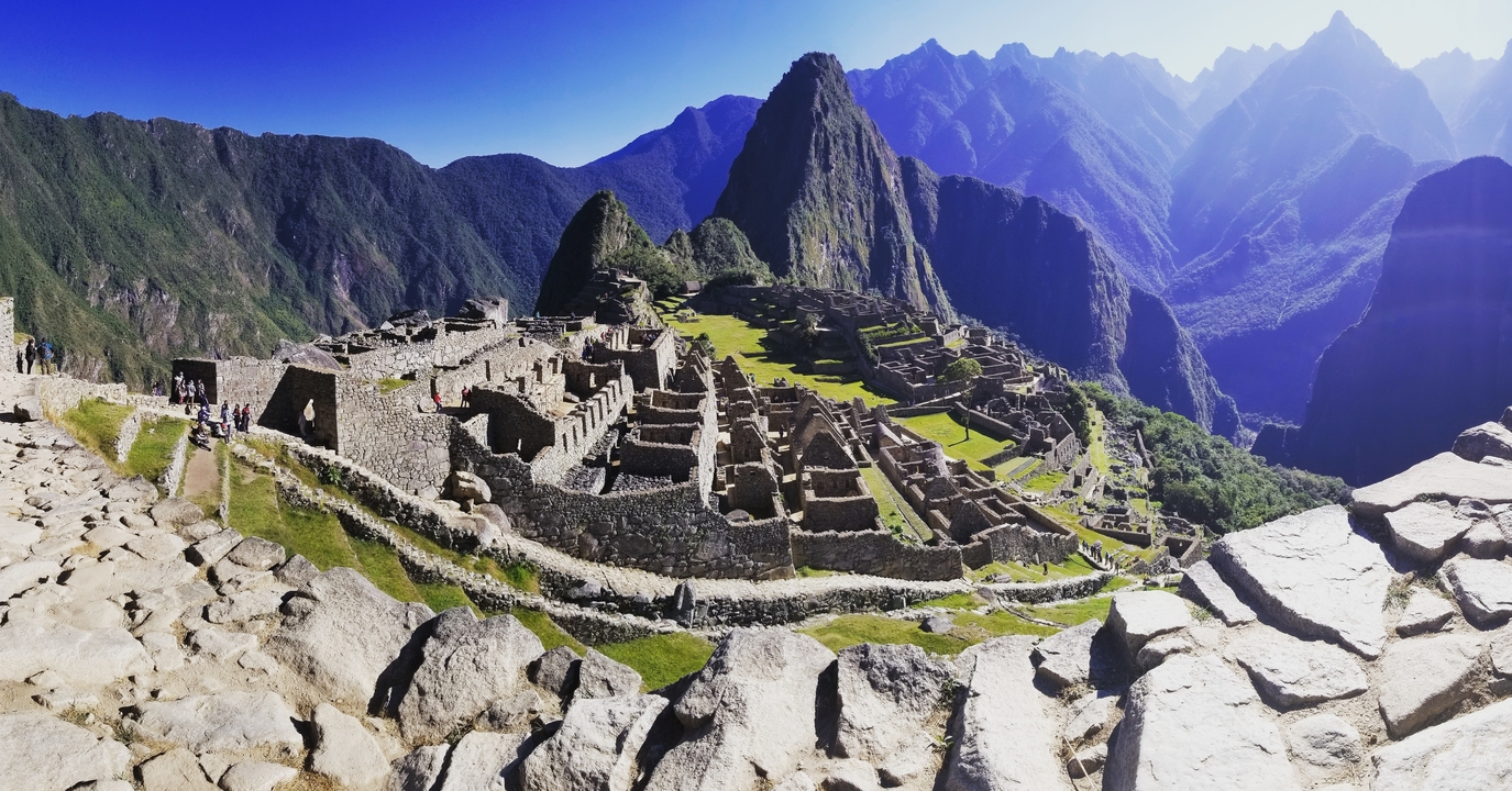 Vue panoramique du Machu Picchu et des montagnes environnantes.