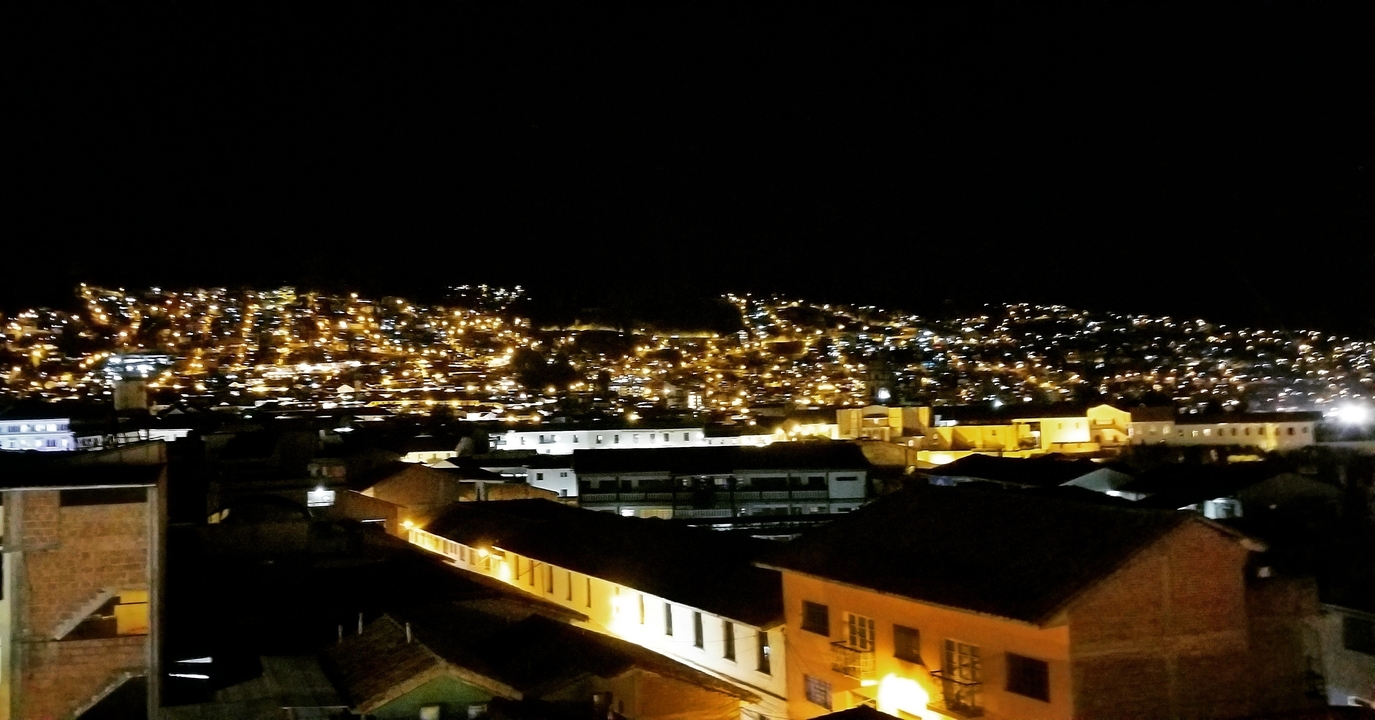 Vue nocturne d'un paysage urbain avec des lumières illuminant la ligne d'horizon.
