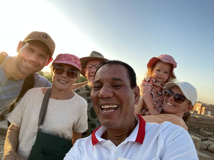 Photo de groupe à l'envers avec des ruines antiques en arrière-plan.
