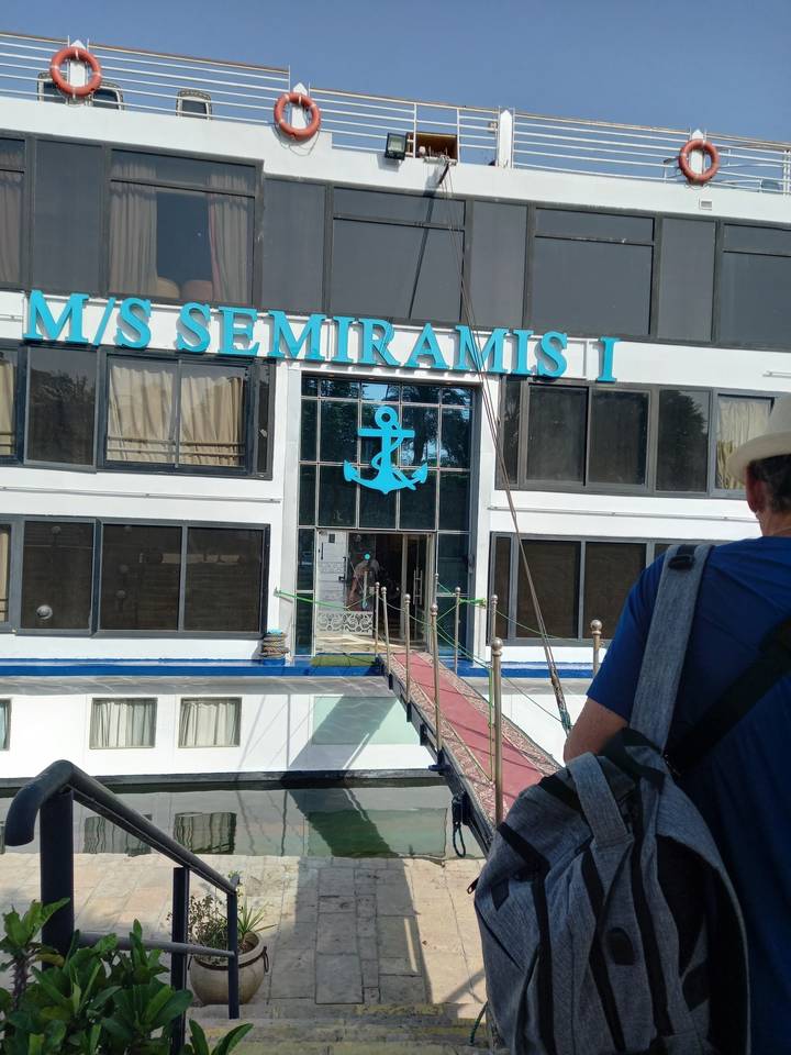 Personne embarquant sur un navire de croisière nommé « SEMIRAMIS I ».