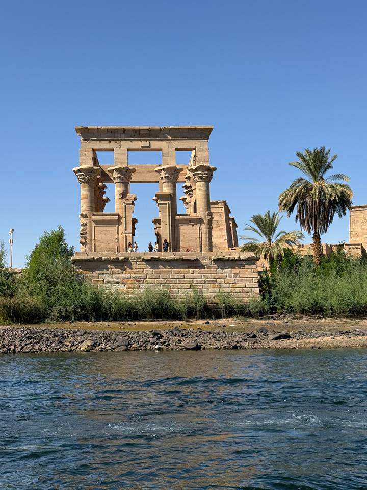 Ruines d'un ancien temple égyptien au bord de l'eau.
