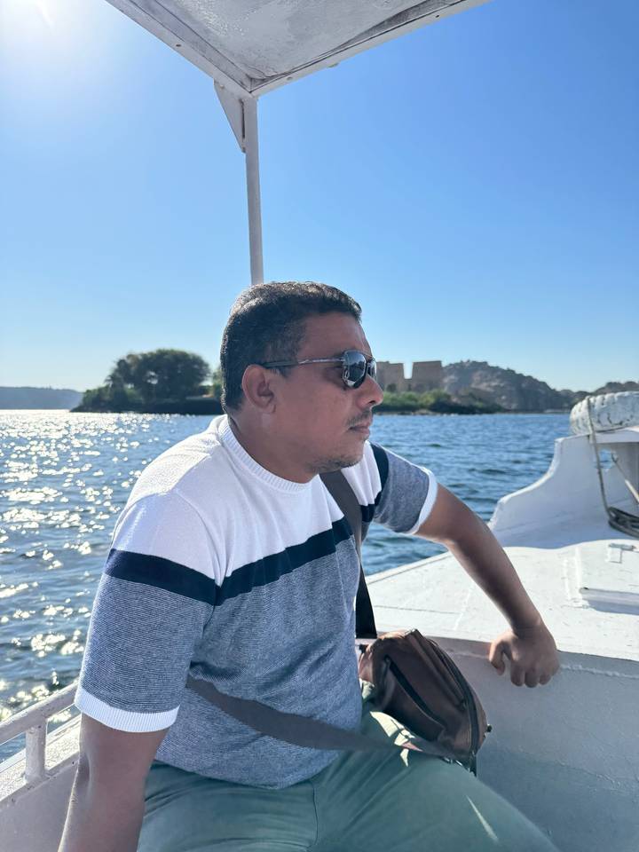 Homme assis dans un bateau sur une rivière.