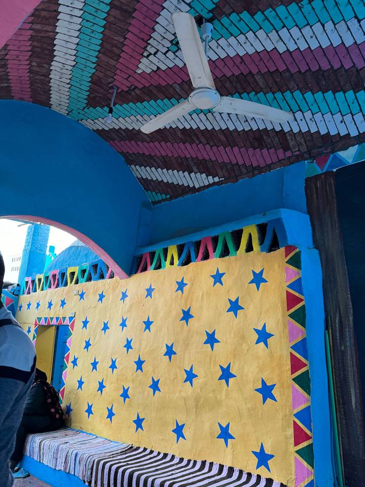 Plafond coloré avec des étoiles peintes et des motifs géométriques.