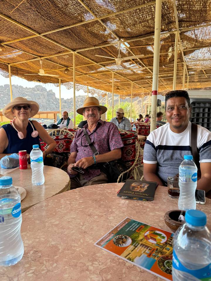 Des gens assis à un café en plein air avec des vues panoramiques.