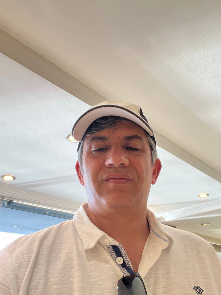 Personne regardant vers le bas portant un chapeau.