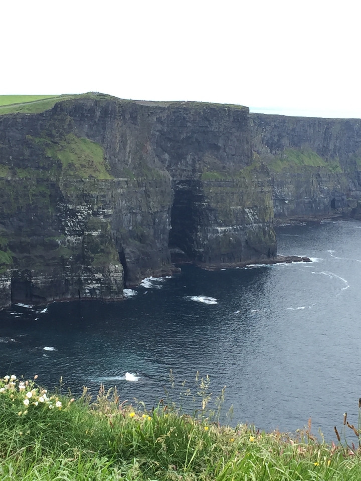 Falaise spectaculaire avec une crique profonde et l'océan en contrebas.
