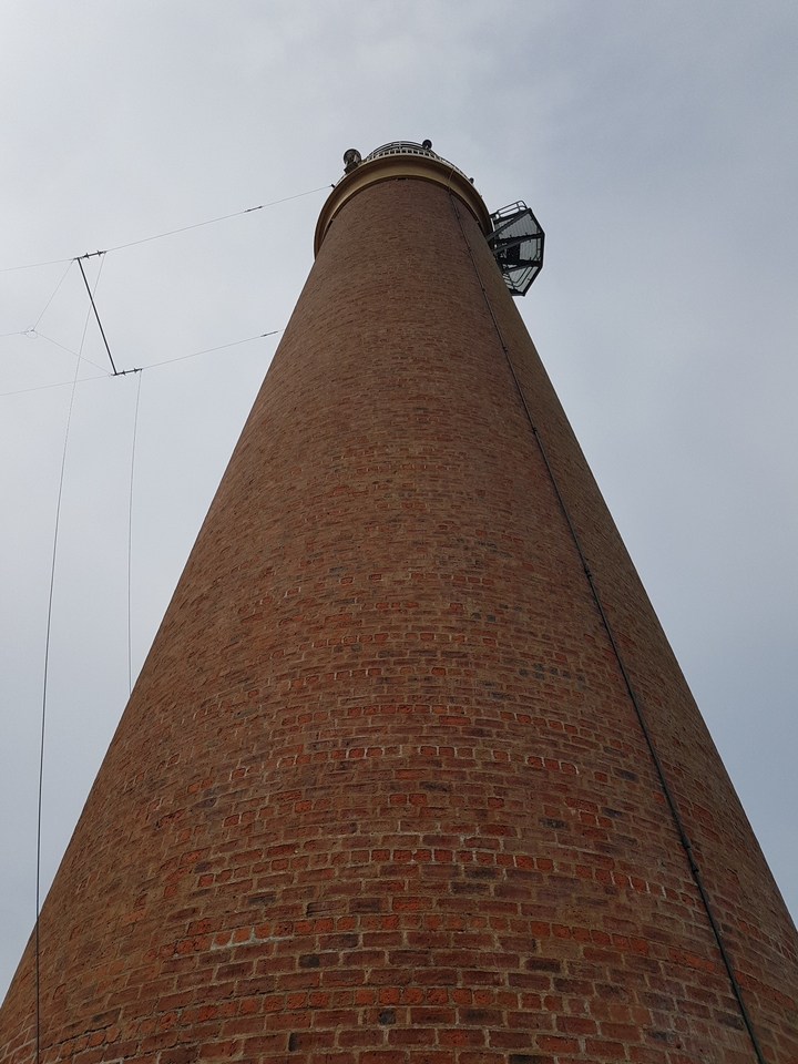 Haute structure de brique s'étirant vers le ciel.