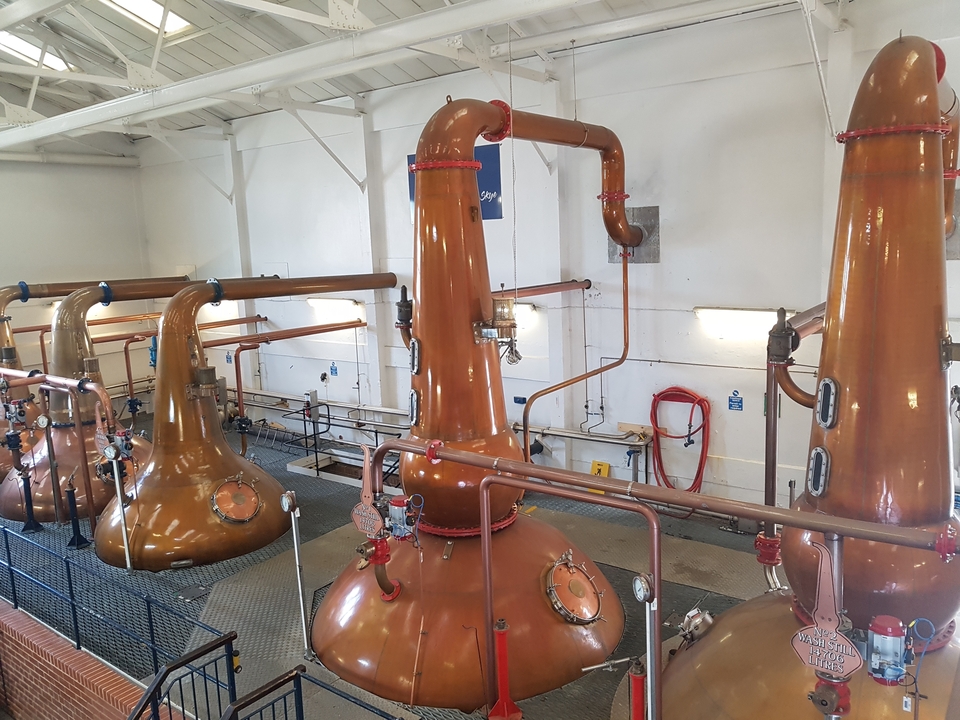 Intérieur d'une distillerie avec alambics en cuivre.