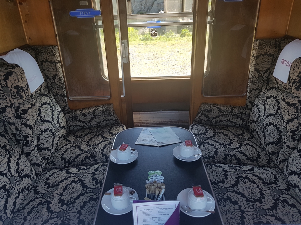 Intérieur de compartiment de train avec décor vintage.