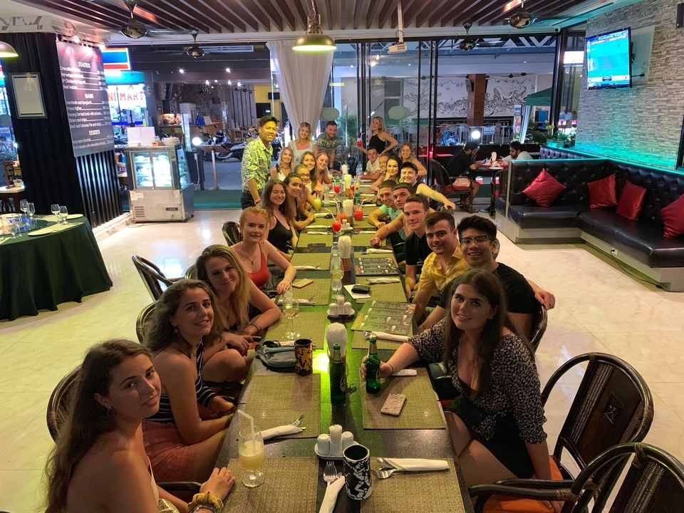 Repas de groupe à une longue table dans un restaurant.