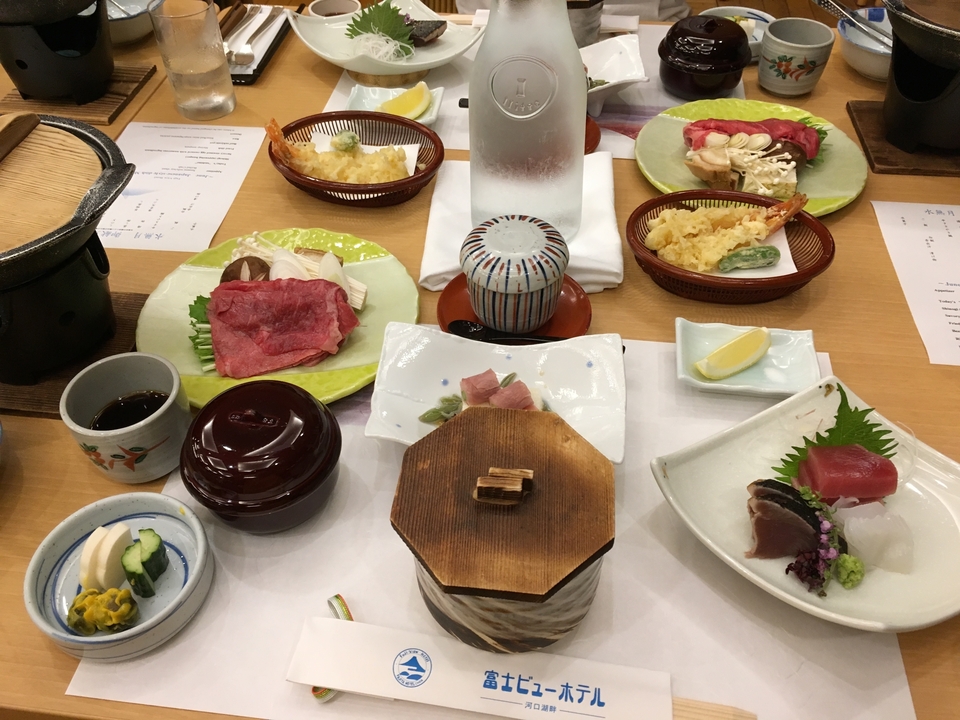 Un éventail de plats traditionnels japonais magnifiquement disposés sur une table.