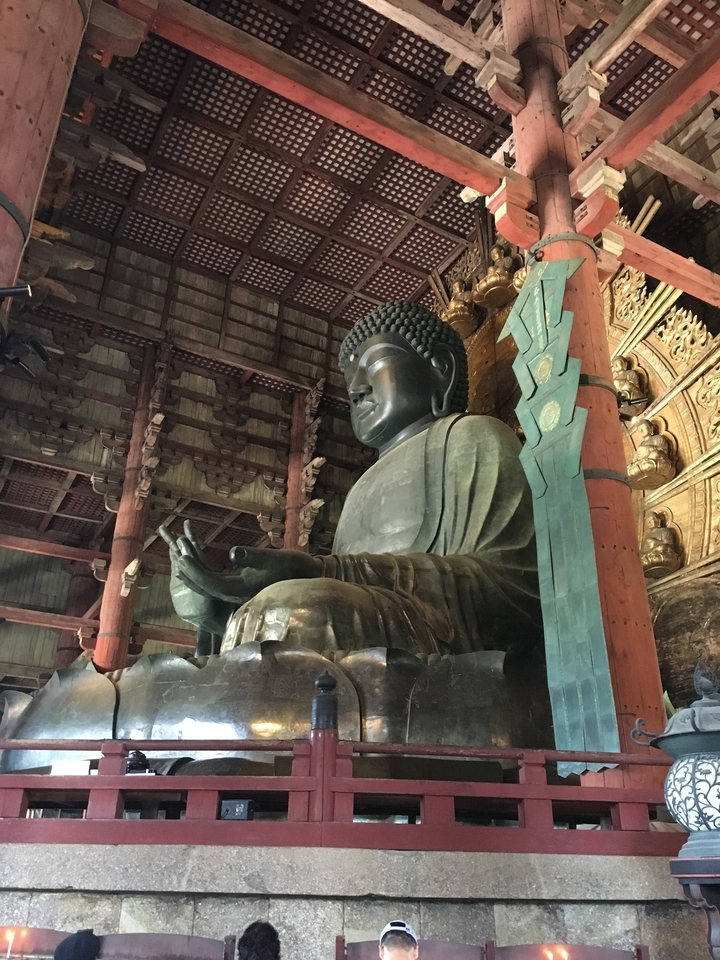Grande statue de Bouddha à l'intérieur d'un temple traditionnel.