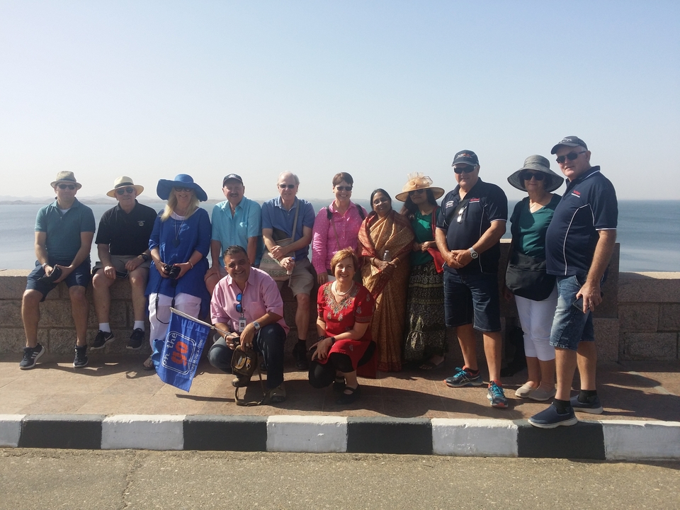 Groupe de touristes posant au bord de l'eau