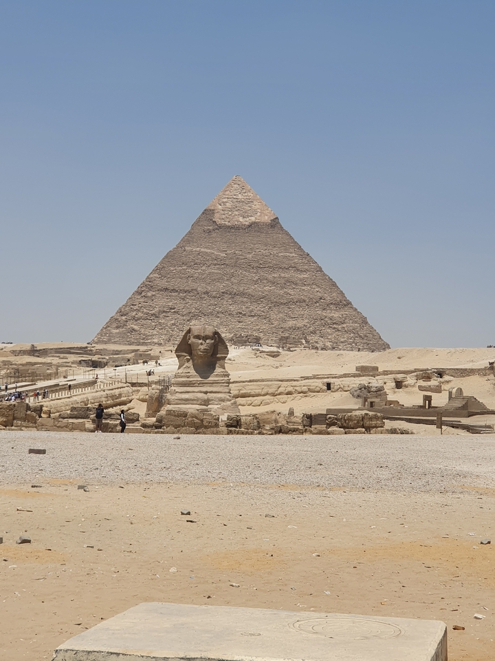 Photo du Sphinx et de la Pyramide de Gizeh sous un ciel dégagé.