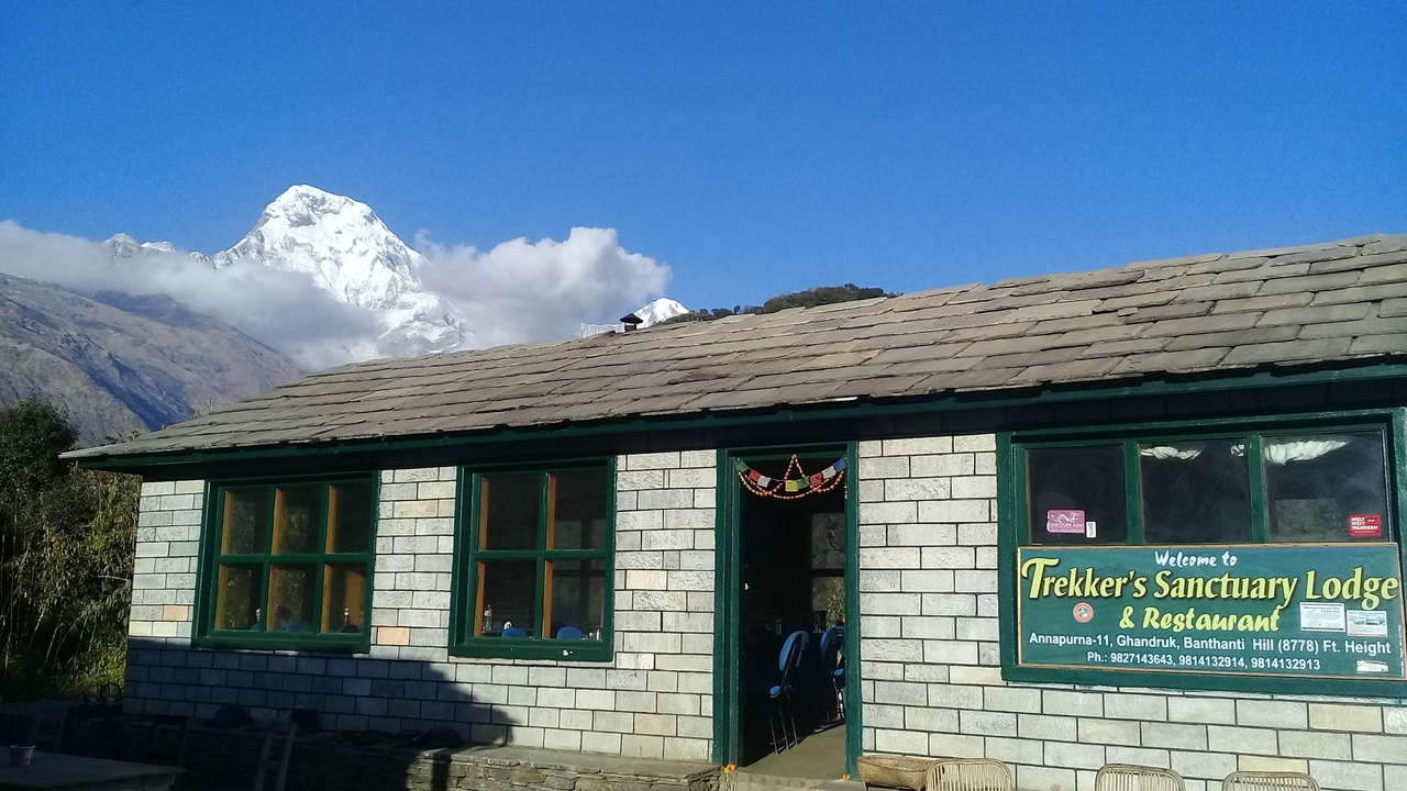 Refuge de randonneurs avec un décor de montagne.