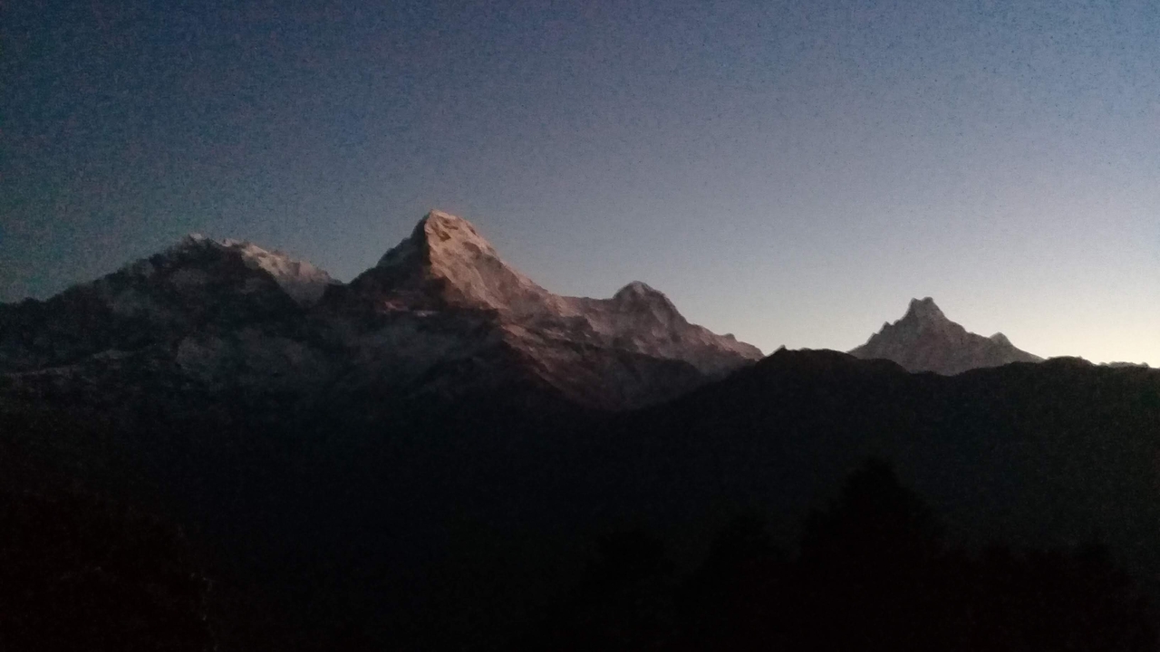 Sommets montagneux à l'aube avec un ciel dégagé.