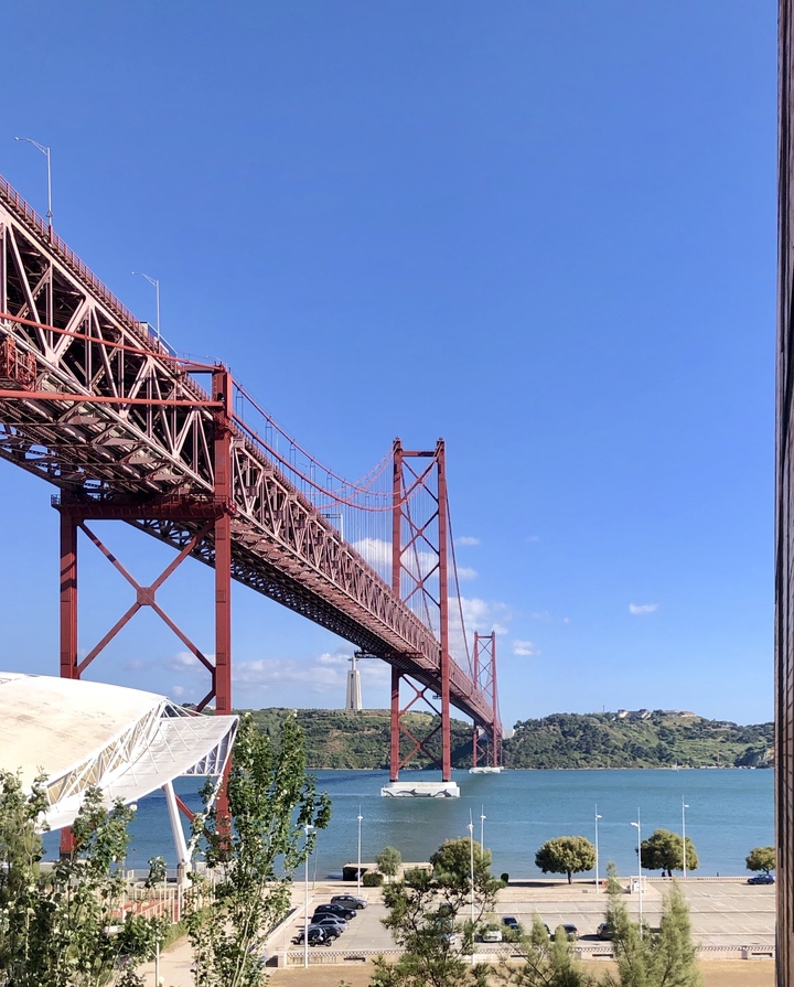 Célèbre pont rouge traversant l'eau.