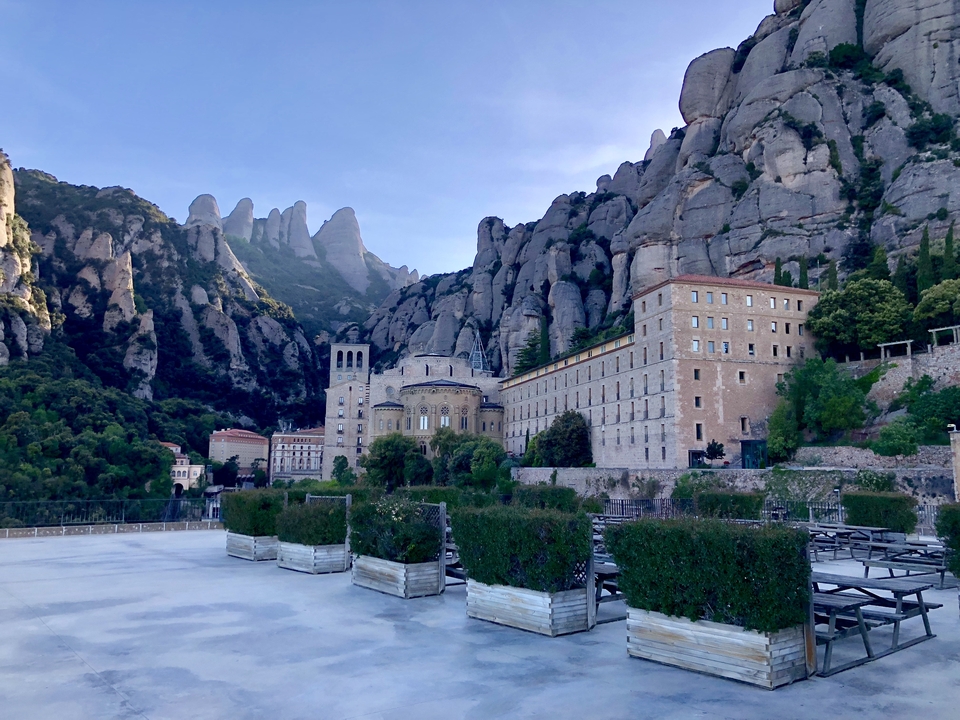 Monastère et paysage montagneux sous un ciel dégagé.