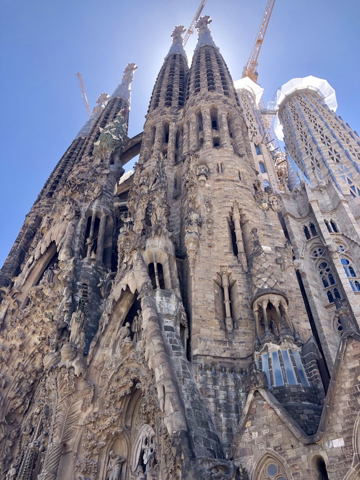 Vue détaillée d'une basilique célèbre avec des sculptures complexes.
