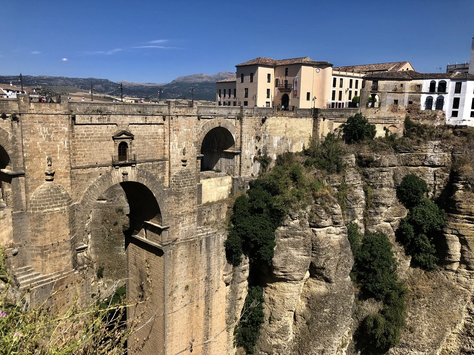 Pont historique au-dessus d'une gorge profonde.