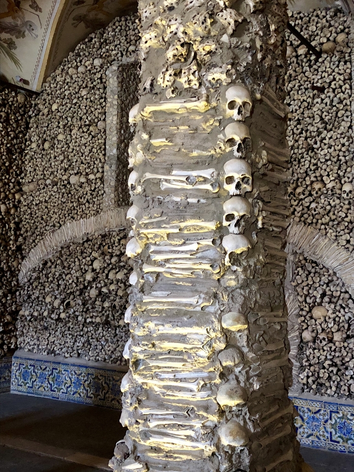 Un mur décoré d'os humains et de crânes.