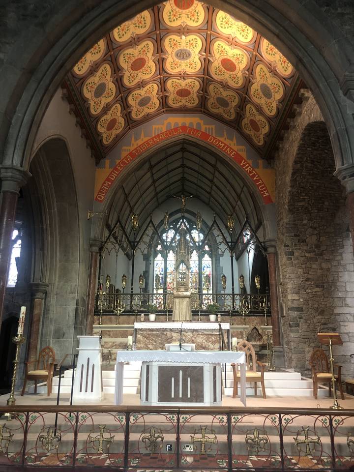 Intérieur d'une église avec une décoration colorée.