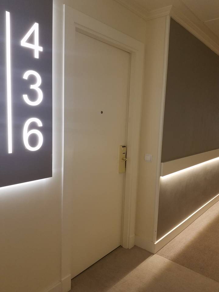 Une porte de chambre d'hôtel avec une serrure numérique.