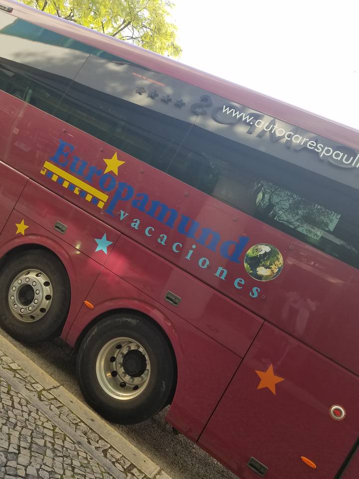 Un autocar de tourisme avec la marque 'Europamundo' garé dans une rue.