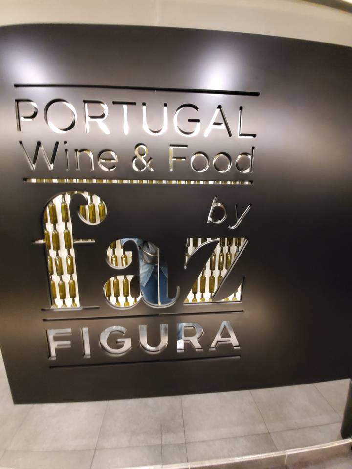 Vue de face d'une enseigne d'un établissement de vin et de cuisine portugais.