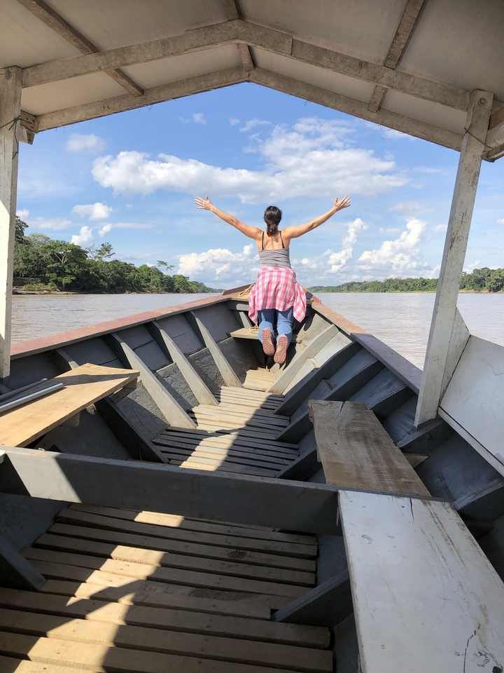 Personne posant sur un bateau avec les mains levées
