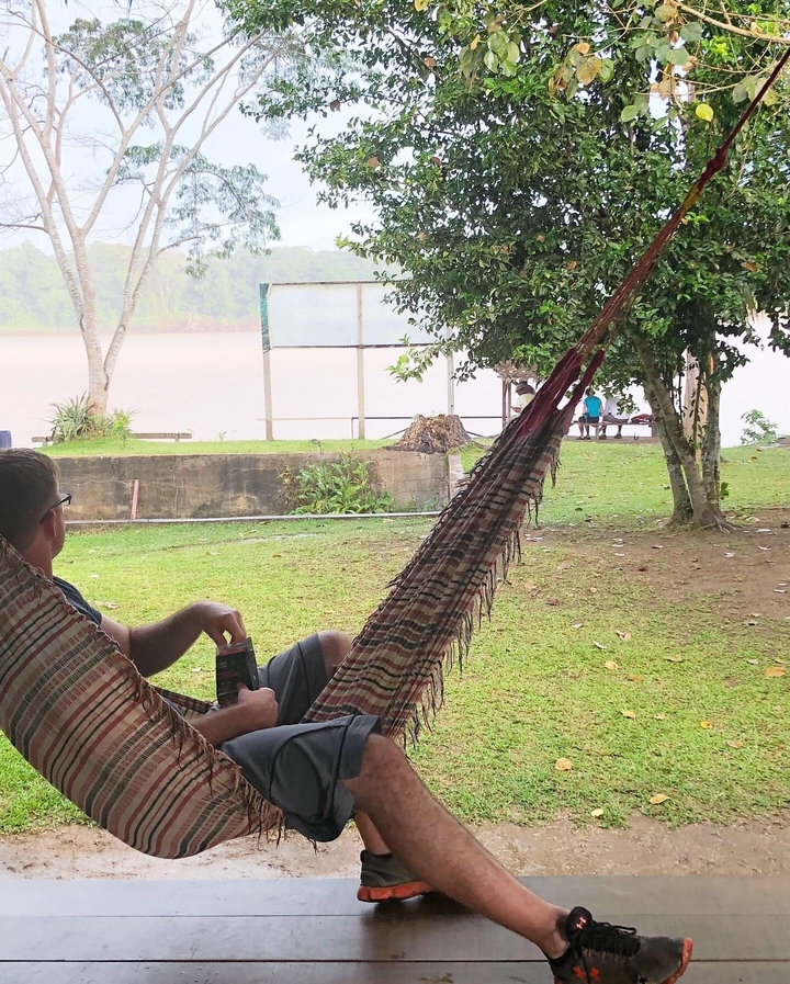Personne se détendant dans un hamac au bord de la rivière