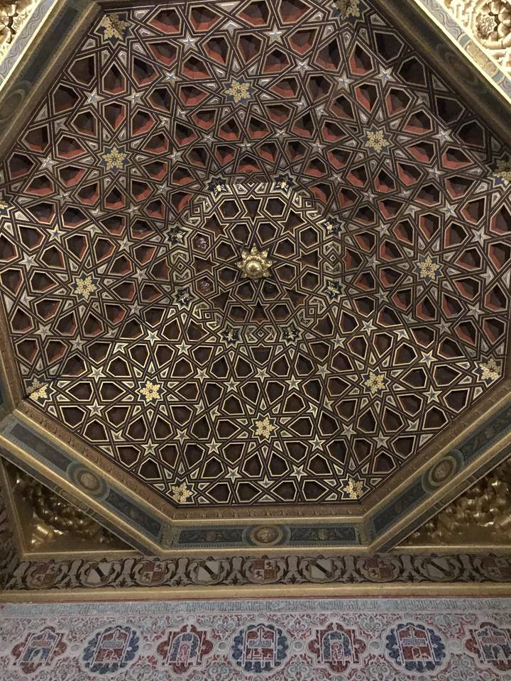 Conception de plafond géométrique ornée avec motifs d'étoiles.