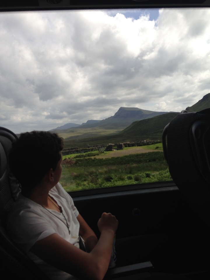 Vue de l'intérieur d'un véhicule regardant vers un paysage écossais.