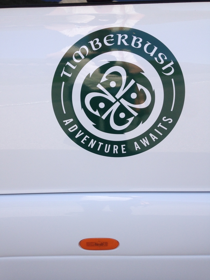 Gros plan d'un van avec un logo indiquant « L'aventure vous attend ».