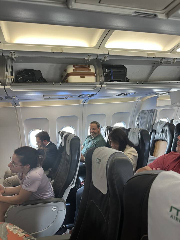 "Passagers assis dans une cabine d'avion."