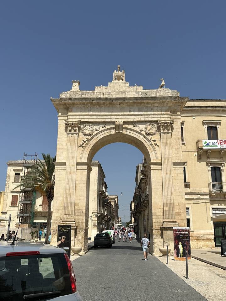 Arcade et scène de rue dans une ville historique.