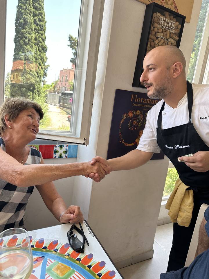 Deux personnes se serrant la main dans une pièce bien éclairée.