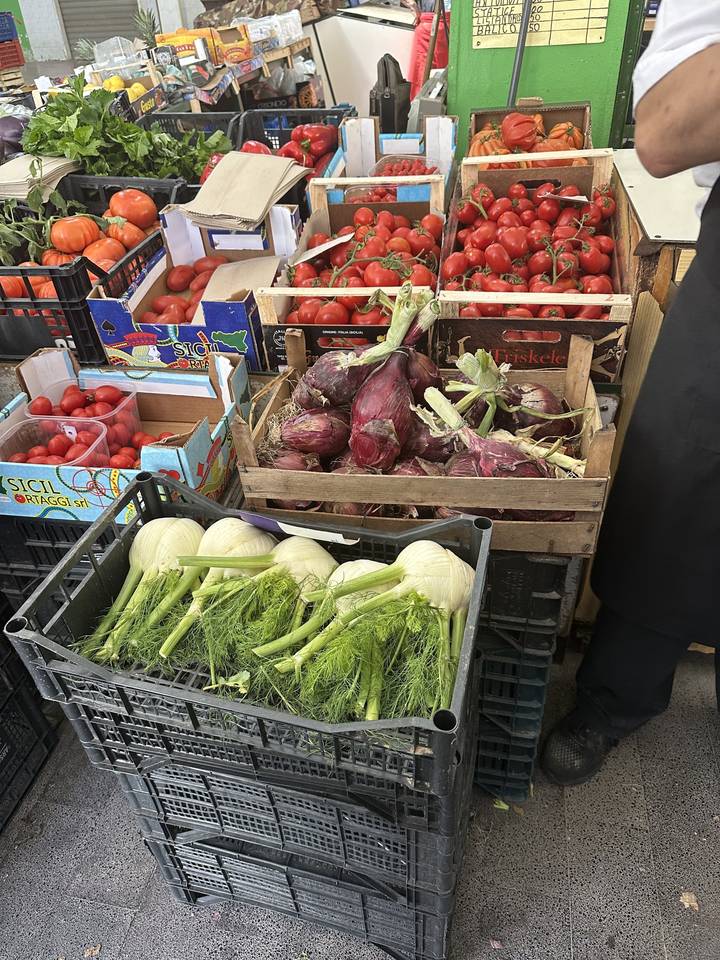 Légumes frais variés dans un étal de marché.