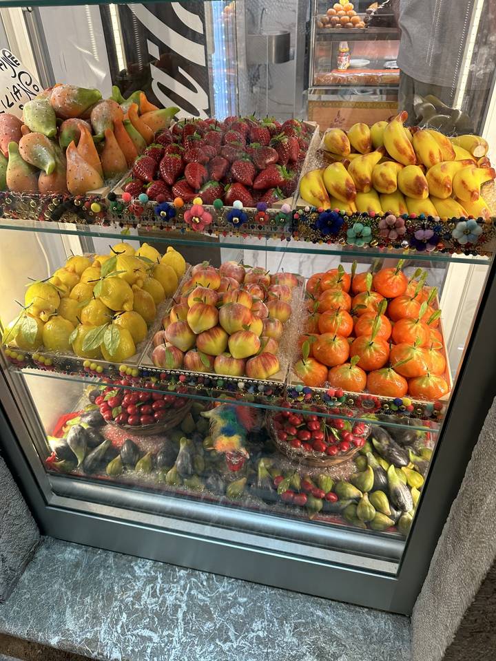 Fruits en massepain assortis dans une vitrine.