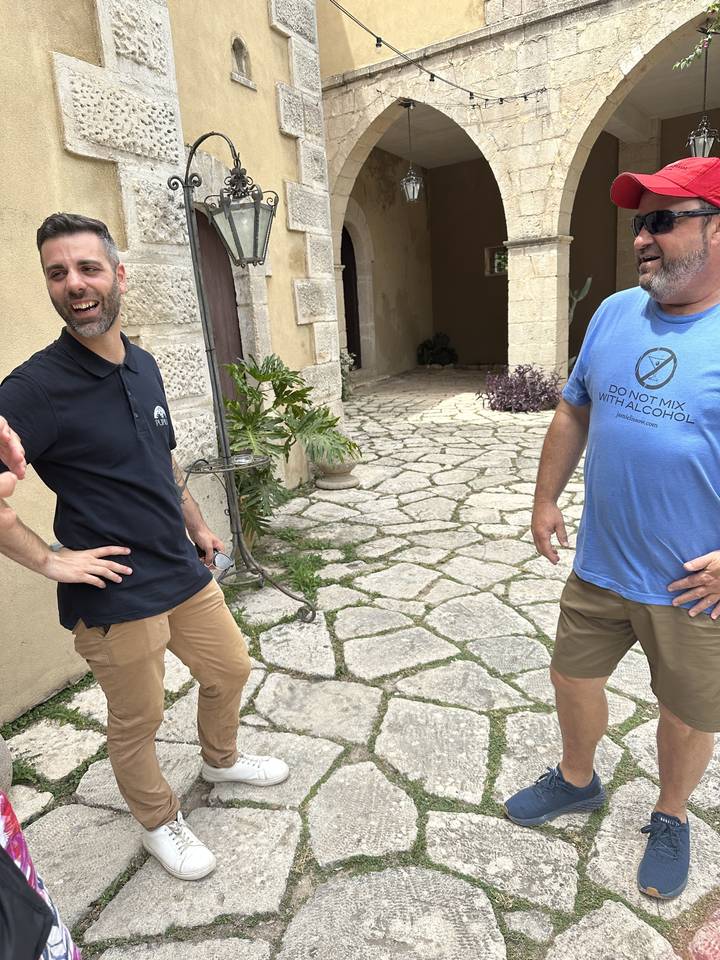 Deux personnes debout sur un chemin de pierre entouré d'architecture historique.
