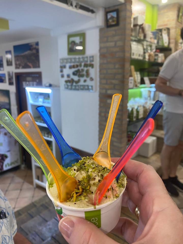 Coupe de glace avec des cuillères colorées.