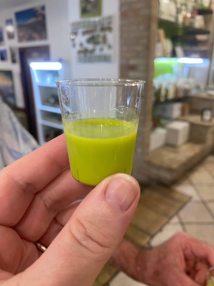 Verre de liquide vert vif.