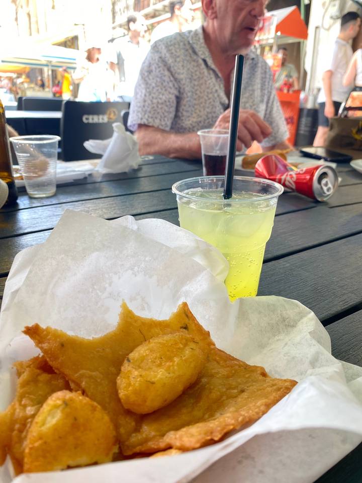 Nourriture frite avec des boissons sur une table.