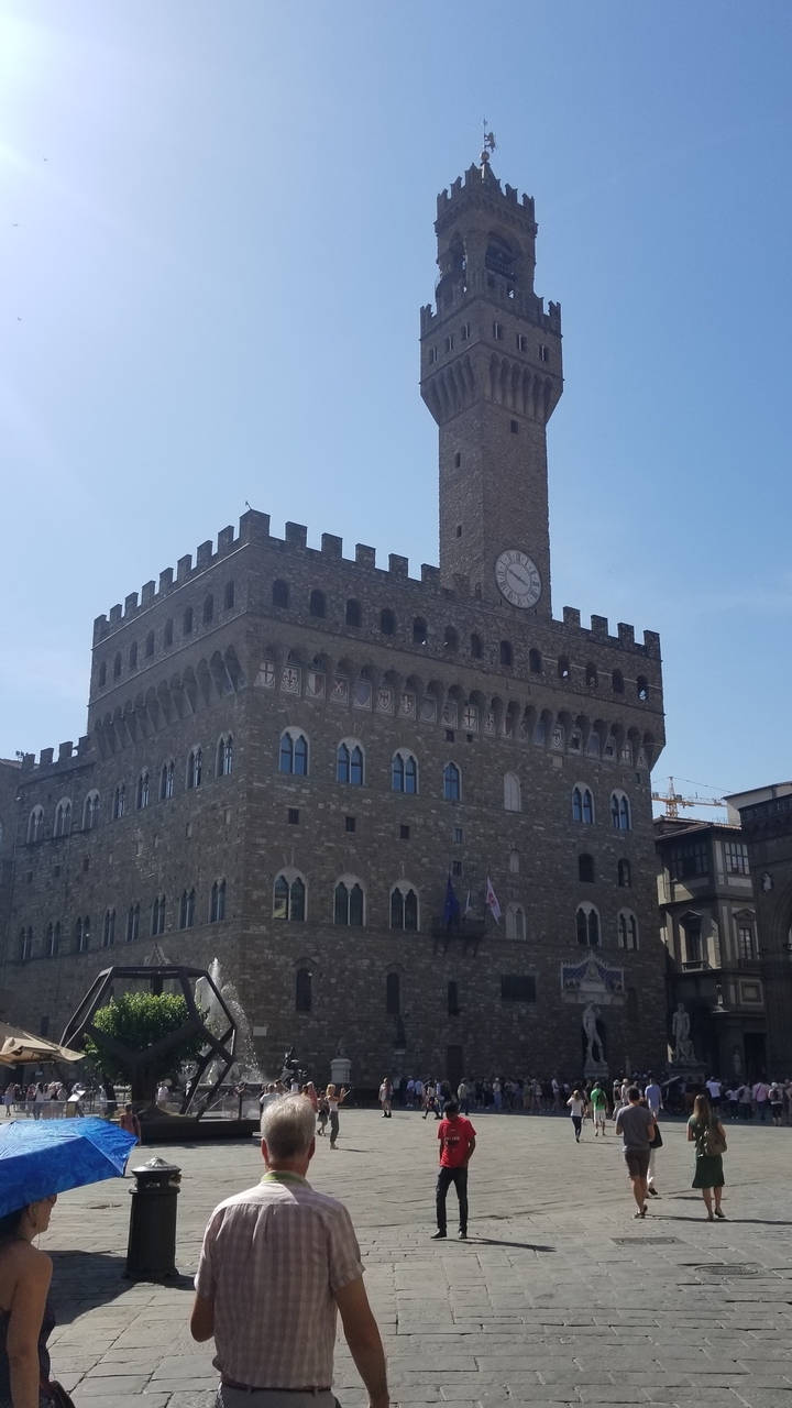 Un bâtiment historique avec une tour d'horloge et une architecture européenne.