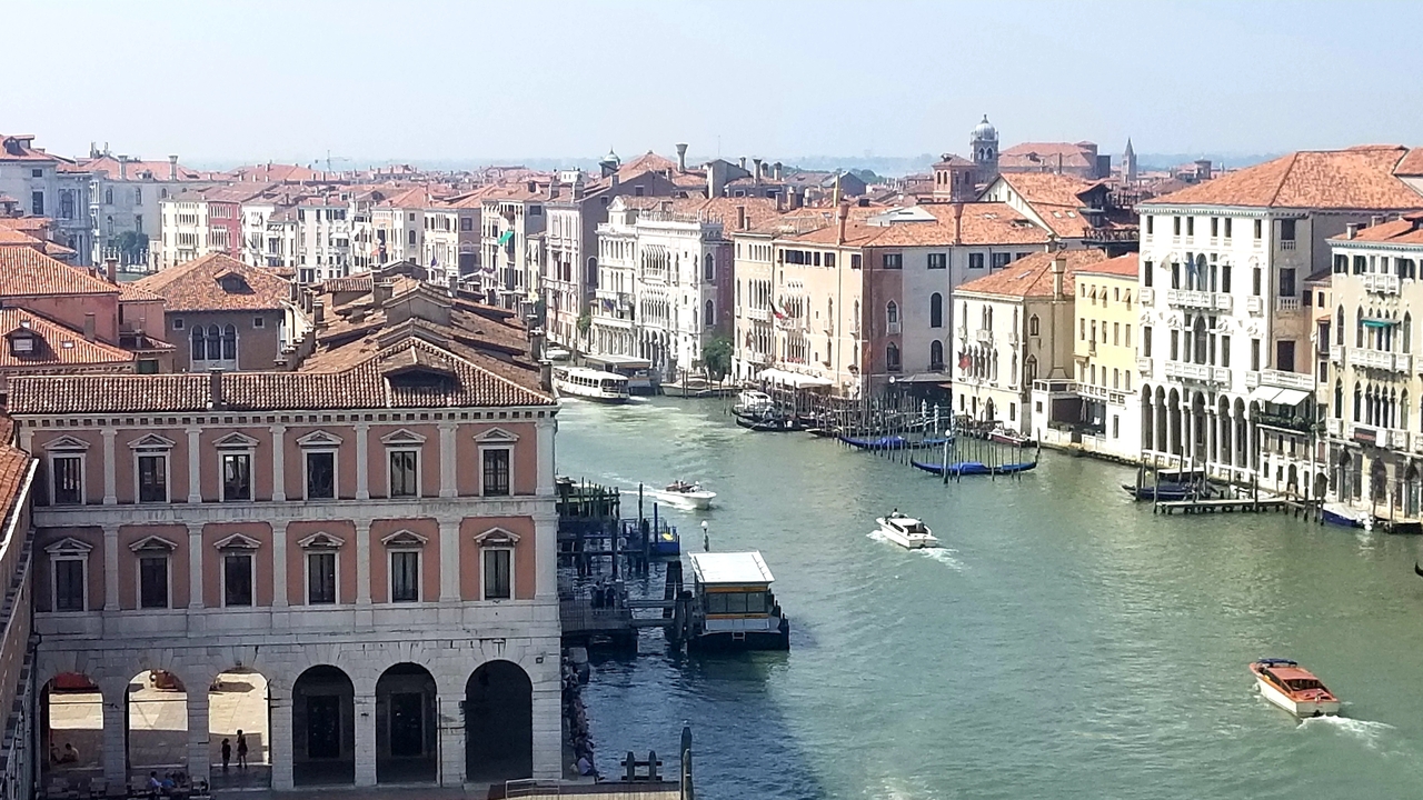 Une vue aérienne du Grand Canal à Venise avec des gondoles traditionnelles et l'architecture.