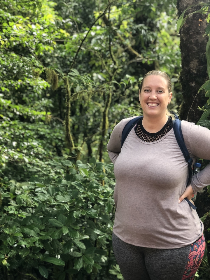 Femme posant dans un cadre forestier.