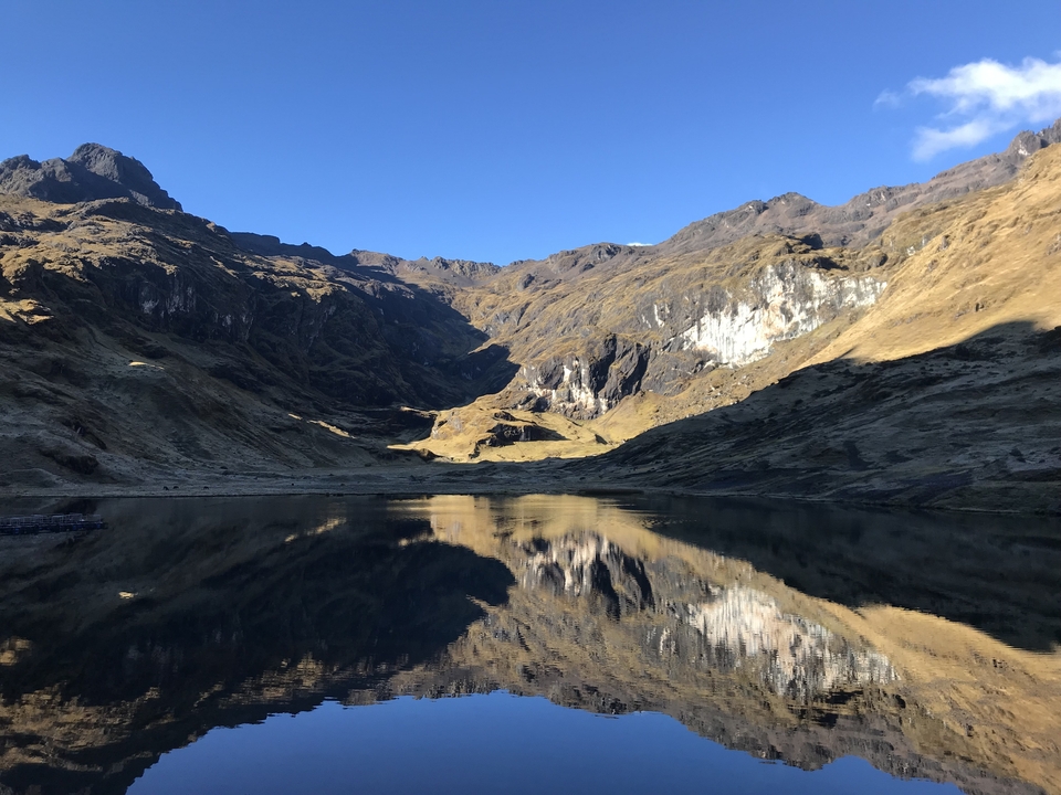 Magnifique paysage de montagne reflété dans un lac tranquille.
