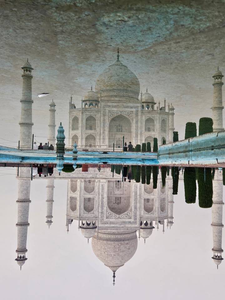 Le Taj Mahal se reflétant dans l'eau du bassin environnant